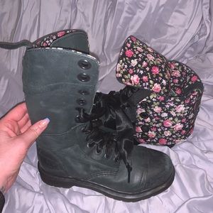 Dr Marten Trimuph 1914 black floral combat boot